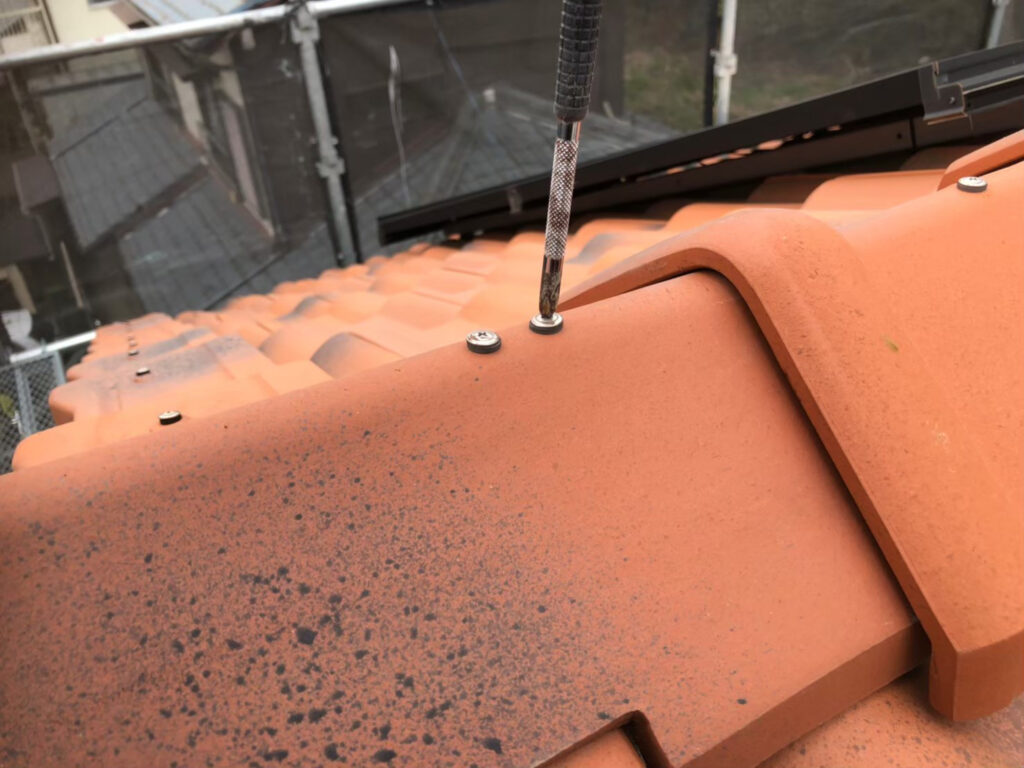 屋根瓦のビス緩み戻し①