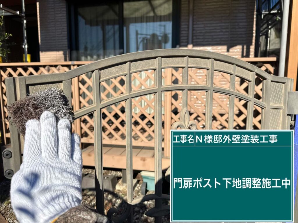 素地調整から行います<br />
<br />
<br />
ケレン作業で旧塗膜や錆を除去し、下地を整えた後に上塗り1回目を施工しています。塗料の密着性を確保しつつ、均一な塗膜を形成することを意識して作業を進めました。門扉は雨水の影響を受けやすいため、防錆性と耐久性を考慮した丁寧な塗装が重要です。仕上がりを見据えた下地づくりとして、慎重に塗り重ねています。<br />

