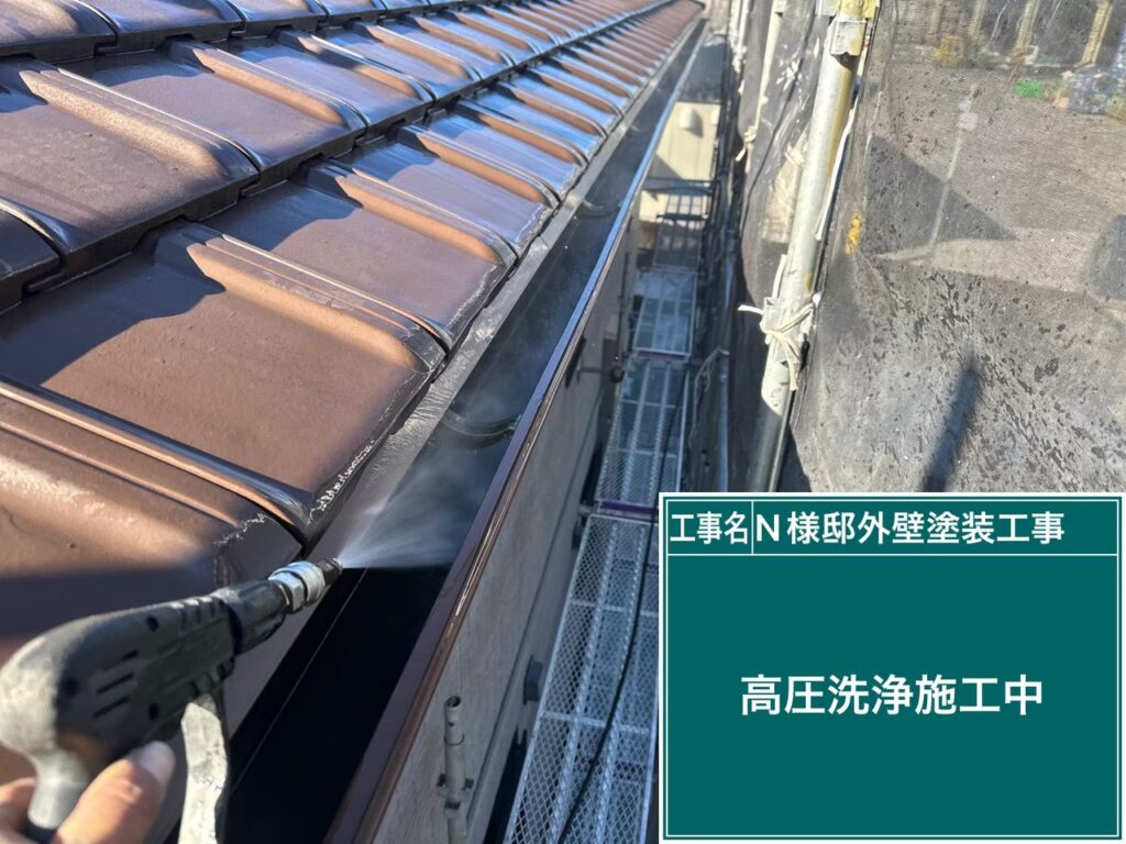 軒樋の中の詰まり除去も行います