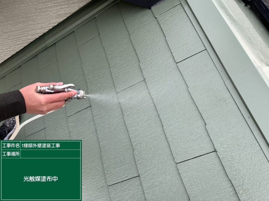 屋根に仕上げ材の光触媒プロテクトコーティング（クリスタルシーズンtg）を塗布します