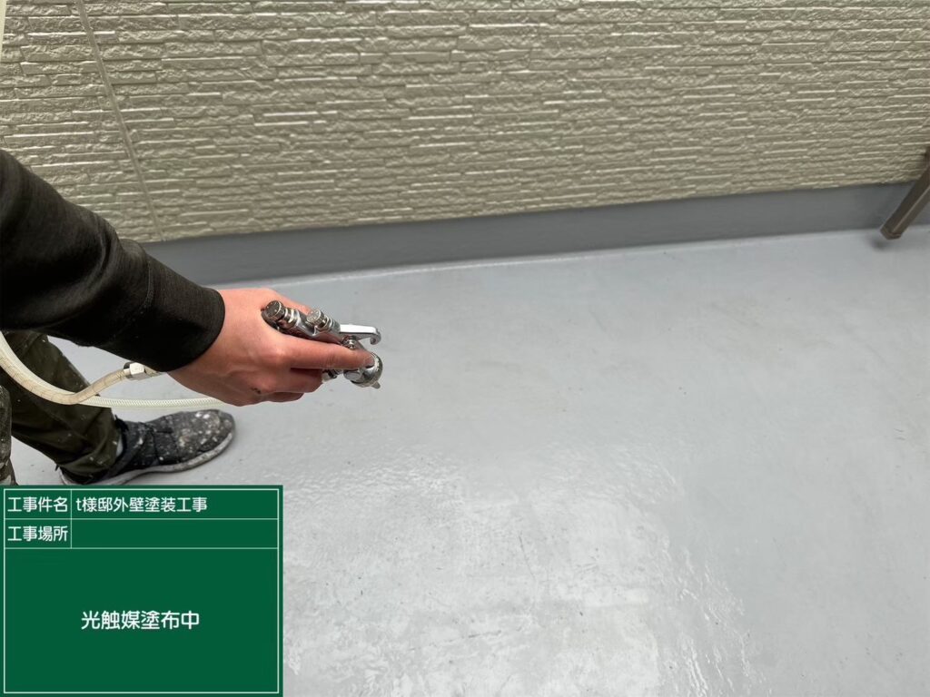 ベランダ防水に仕上げ材の光触媒プロテクトコーティング（クリスタルシーズンtg）を塗布します