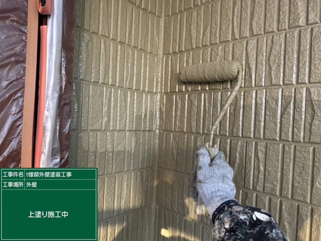 上塗りを行います