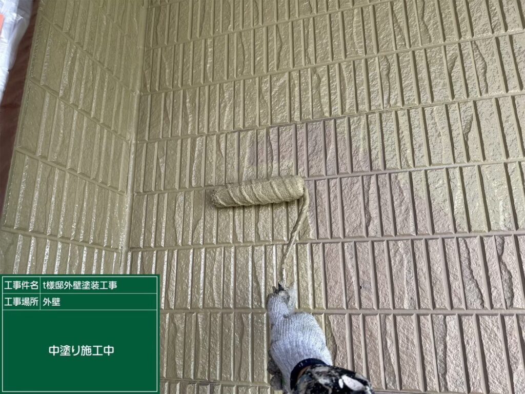 2F外壁に中塗りを行います