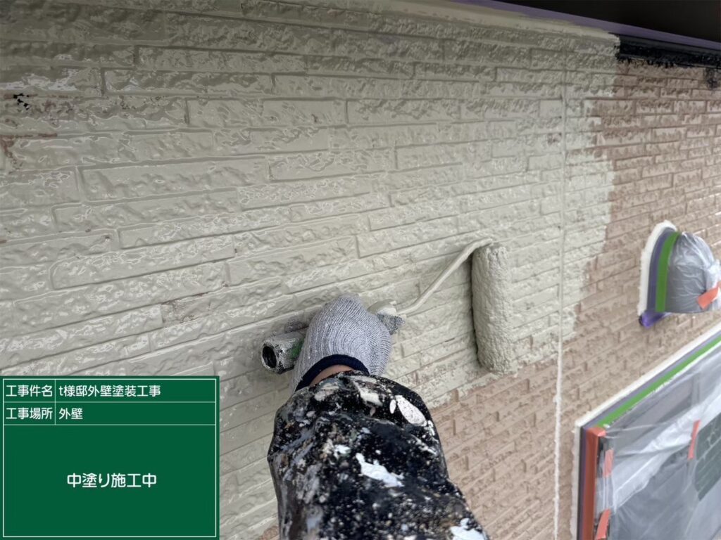 中塗りを行います