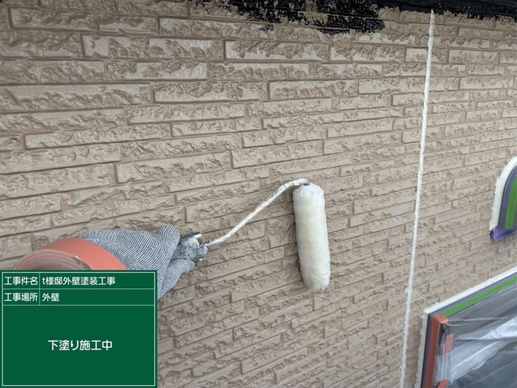 2F外壁の下塗りを行います