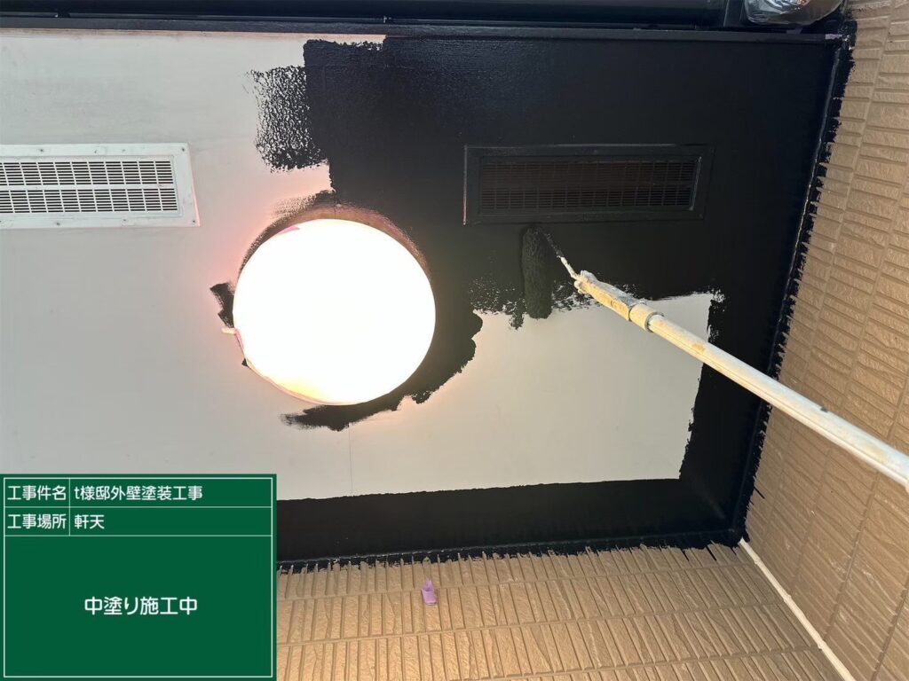 軒天　仕上げ1回目です