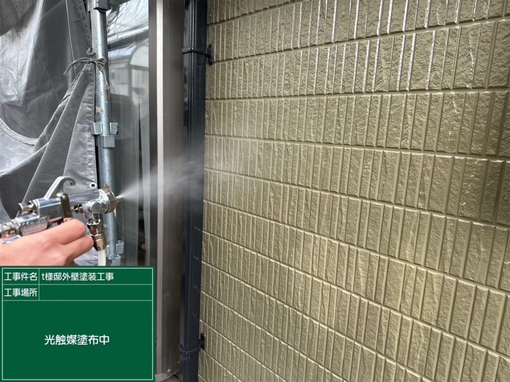 外壁に仕上げ材の光触媒プロテクトコーティング（クリスタルシーズンtg）を塗布します