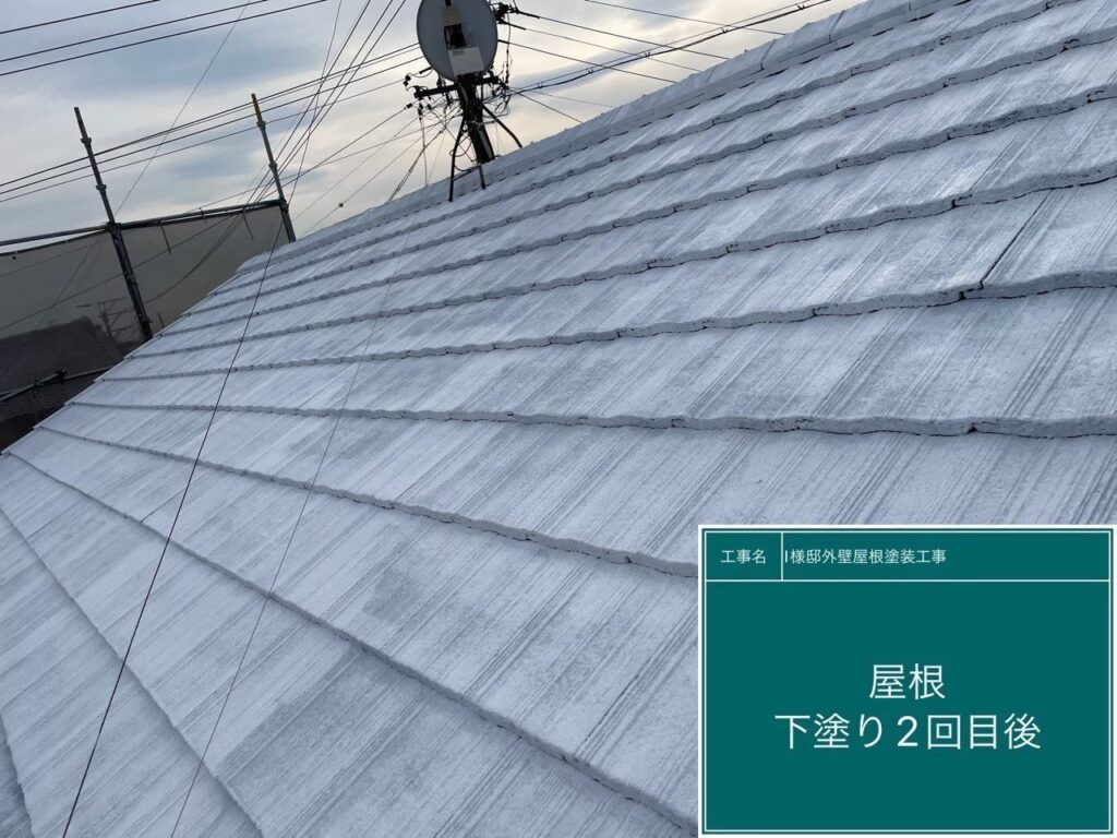 下塗り2回目が完了しました。吸い込みが完全に止まり、表面に均一なツヤが出ている状態です。この見えなくなる下地への確実なひと手間が、数年先の美観と耐久性に大きな差を生みます。<br />
