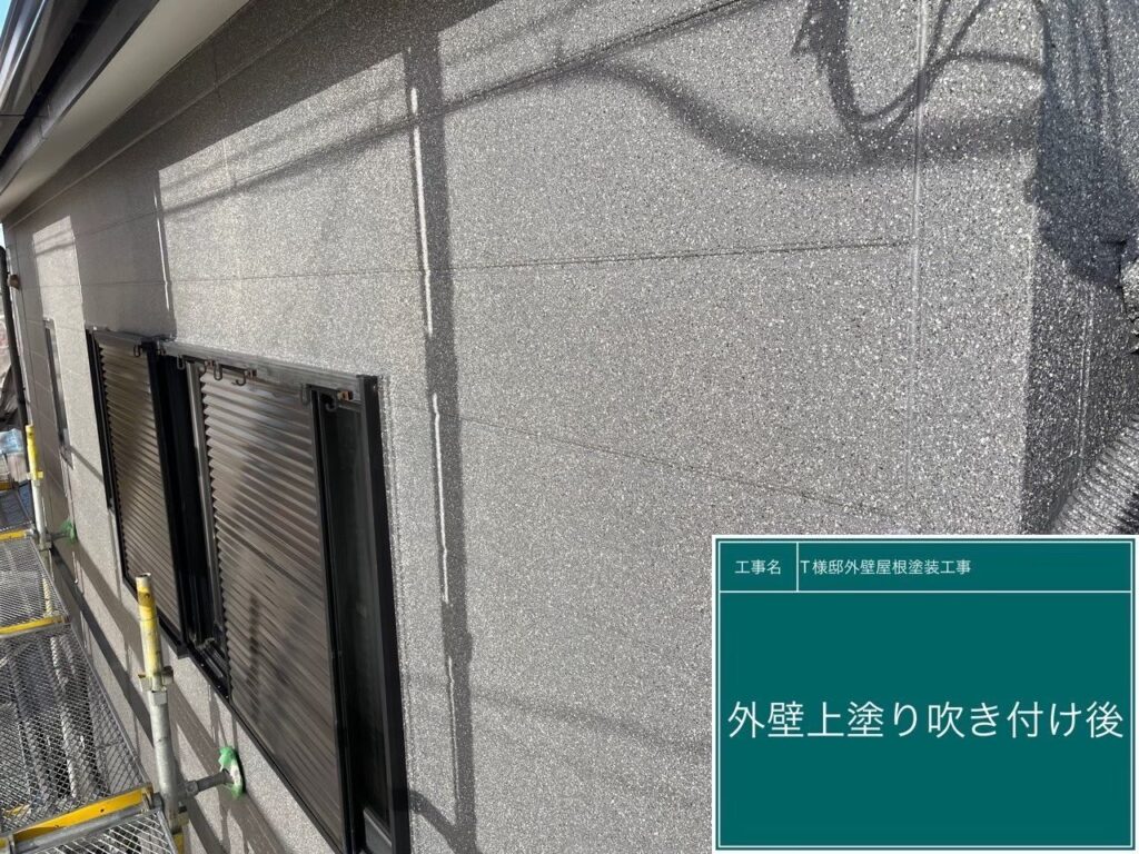 上塗りの吹き付け作業が完了しました。ムラのない高い意匠性と、長期間にわたって建物を守り抜く強固な耐久性を備えた外壁へと生まれ変わりました。<br />

