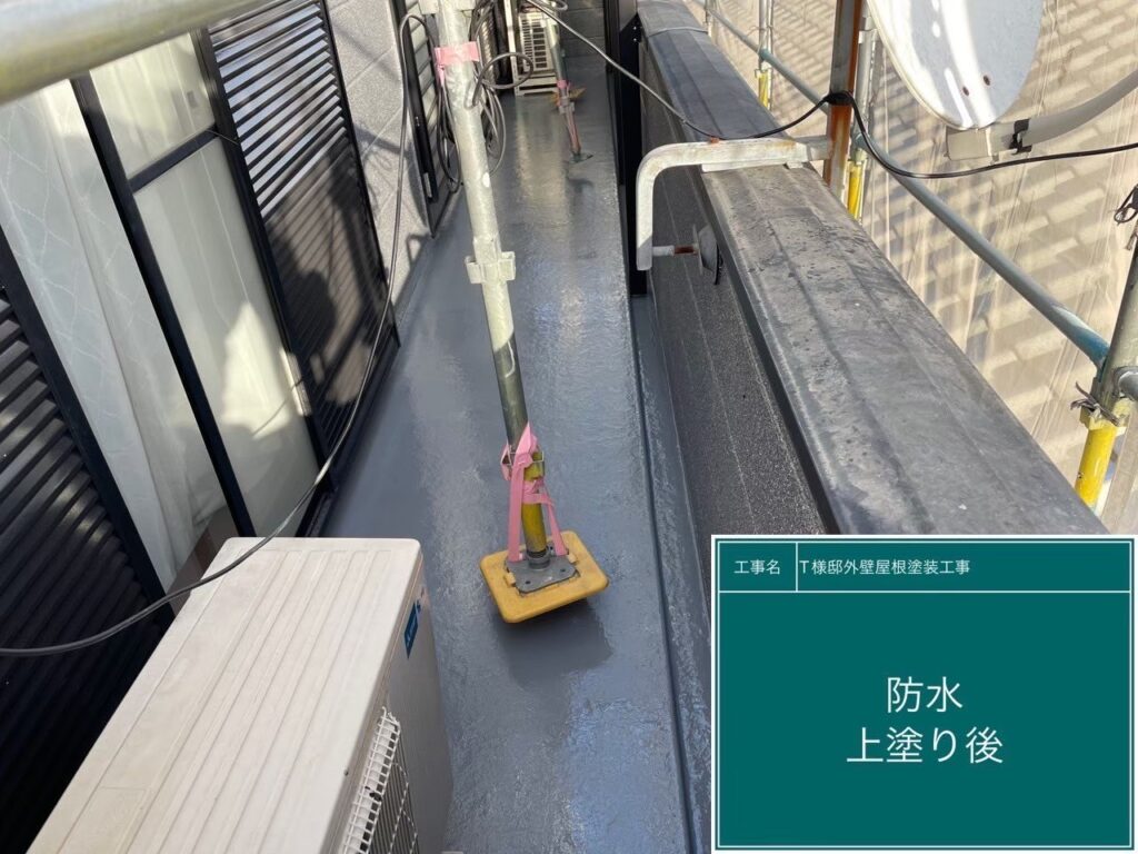 【ベランダ(バルコニー) 防水 上塗り後】<br />
防水上塗りが完了しました。しっかりと厚みのある強固な防水層が形成され、雨漏りの心配のない完璧なバルコニー床面へと生まれ変わりました。<br />
