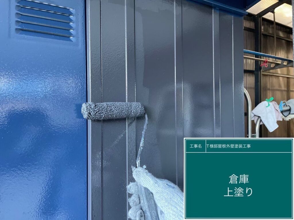 【物置 上塗り2回目】<br />
物置の上塗り2回目（仕上げ）を行っています。しっかりと2回塗り重ねて十分な塗膜の厚みを確保することで、色ムラを無くし、本来の耐久性と美しいツヤを引き出します。<br />
