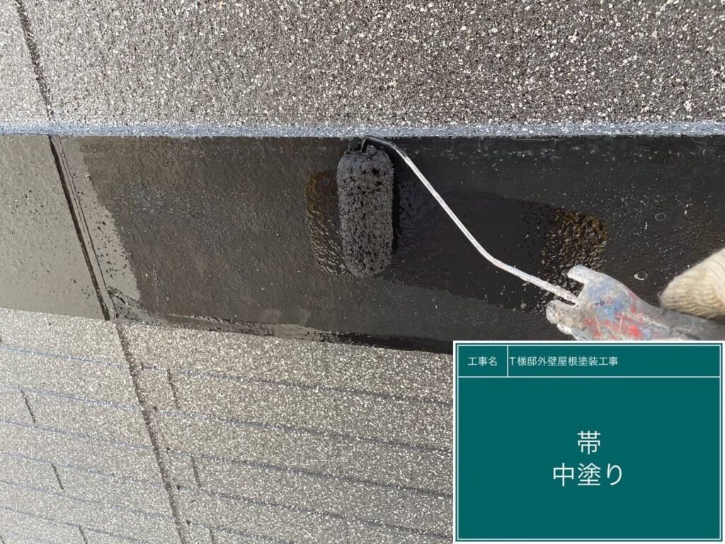 中塗りを行います。