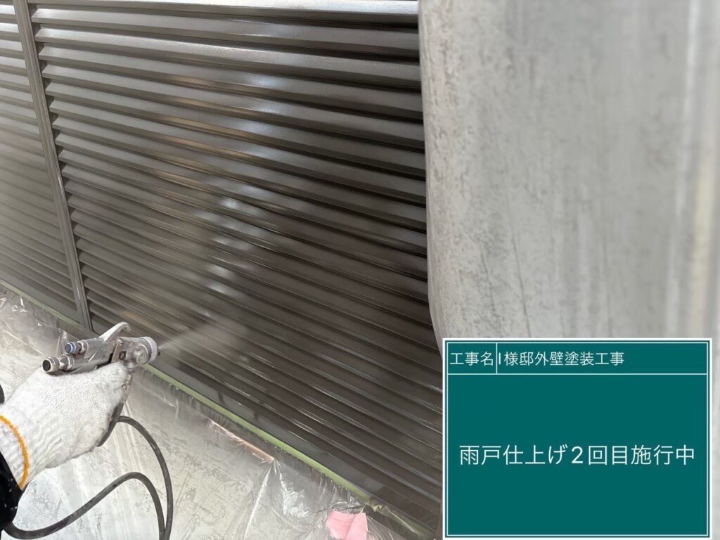 【雨戸 仕上げ2回目施工中】<br />
雨戸の仕上げ2回目（上塗り）を行っています。しっかりと2回塗り重ねることで、十分な膜厚（塗料の厚み）を確保し、サビの再発を防ぐ強固な耐久性と美しいツヤを出していきます。<br />
