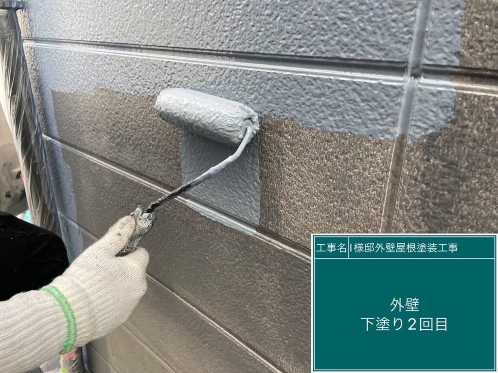 【下塗り2回目】<br />
外壁の下塗り2回目を行っています。外壁材の傷みによる塗料の吸い込みを完全に止め、仕上げ塗料が持つ本来の耐久性を100%引き出すために、下塗りをもう一度重ねて強固な膜を作ります。（外壁傷みがひどい場合）