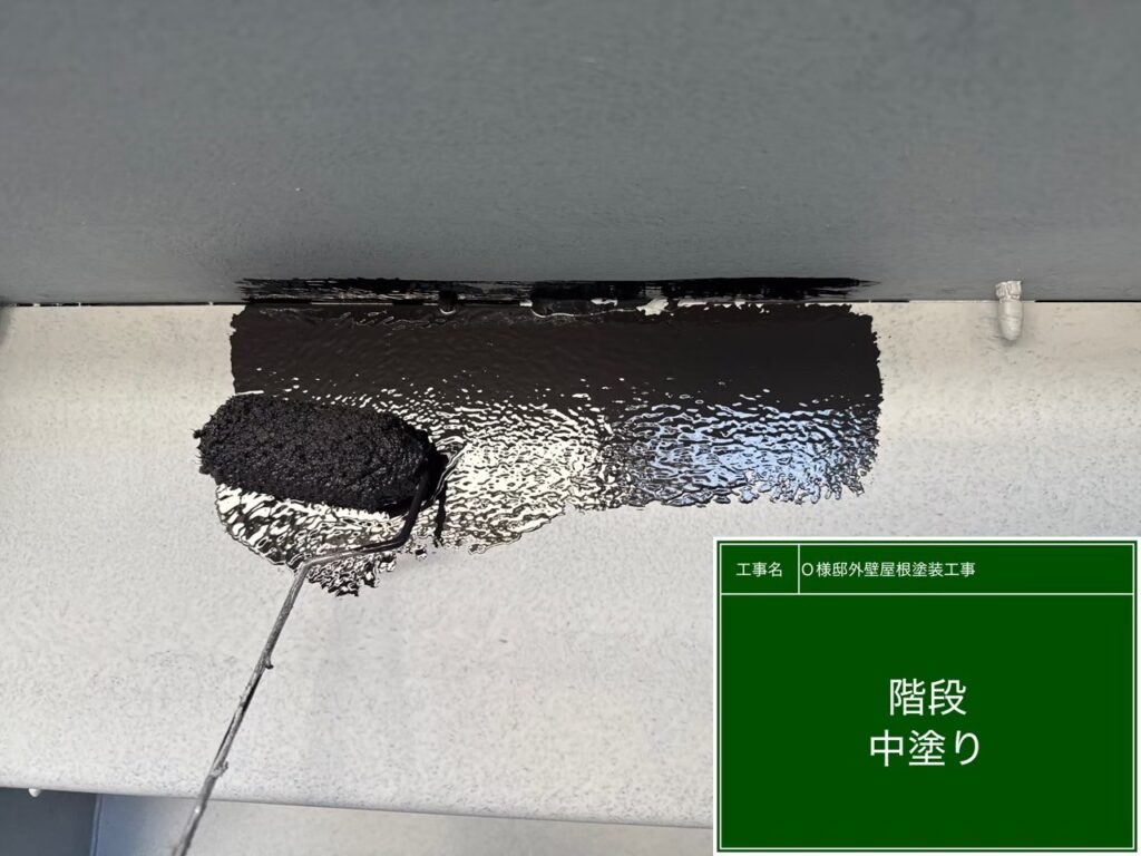 中塗りを行います。