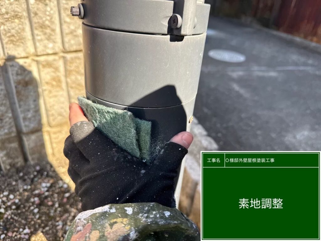 ポール電灯の素地調整を行います。