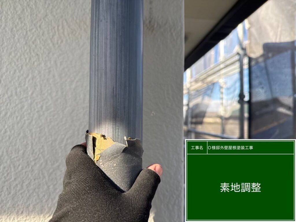 竪樋の素地調整を行います。