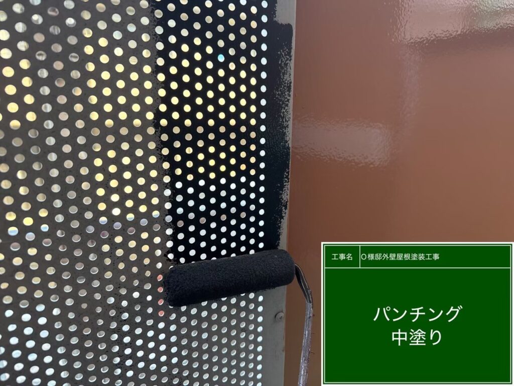 中塗りを行います。
