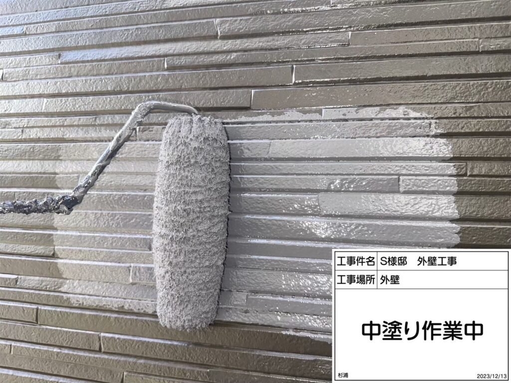 アクセント外壁の中塗りを行います。