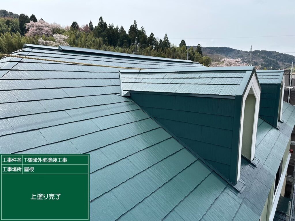 【屋根 スレート瓦上塗り施工後（仕上げ完了）】<br />
スレート瓦屋根の上塗り（仕上げ塗装）がすべて完了しました！丁寧なケレン下地調整、深部まで浸透させた下塗り、そしてサイツ建匠の職人による精密な3回塗りによって、雨漏りやひび割れのリスクを根底からシャットアウトし、夏の室内を快適にする最高峰の遮熱屋根へと生まれ変わりました。