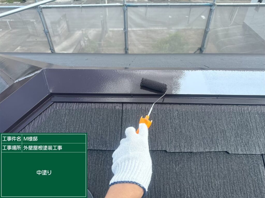 中塗りを行います