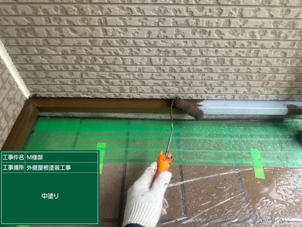 中塗りを行います
