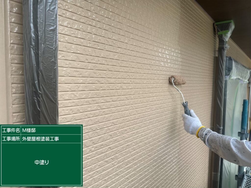 中塗りを行います