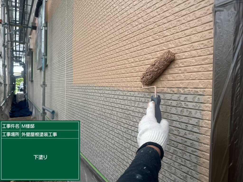 外壁の下塗りを行います