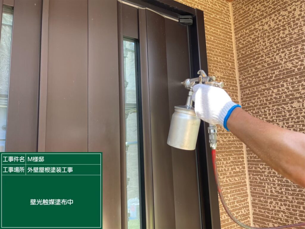 玄関扉に仕上げ材の光触媒プロテクトコーティング（クリスタルシーズンtg）を塗布します