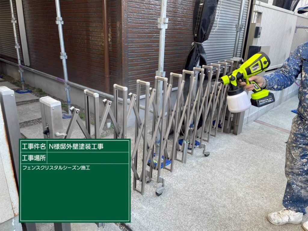 フェンスに仕上げ材の光触媒プロテクトコーティング（クリスタルシーズンtg）を塗布します✨