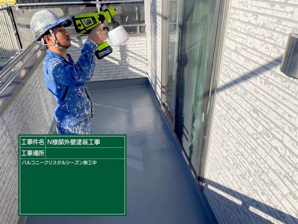 外壁に仕上げ材の光触媒プロテクトコーティング（クリスタルシーズンtg）を塗布します✨