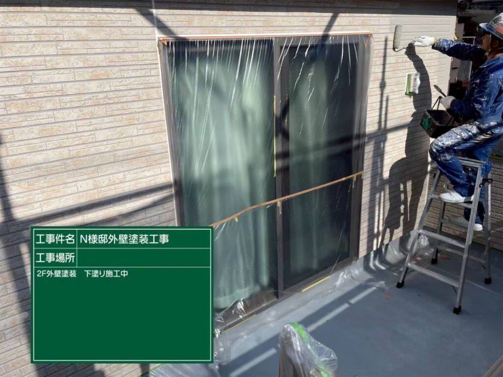 外壁の下塗りを行います