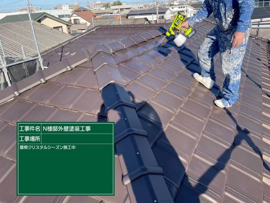 屋根に仕上げ材の光触媒プロテクトコーティング（クリスタルシーズンtg）を塗布します✨