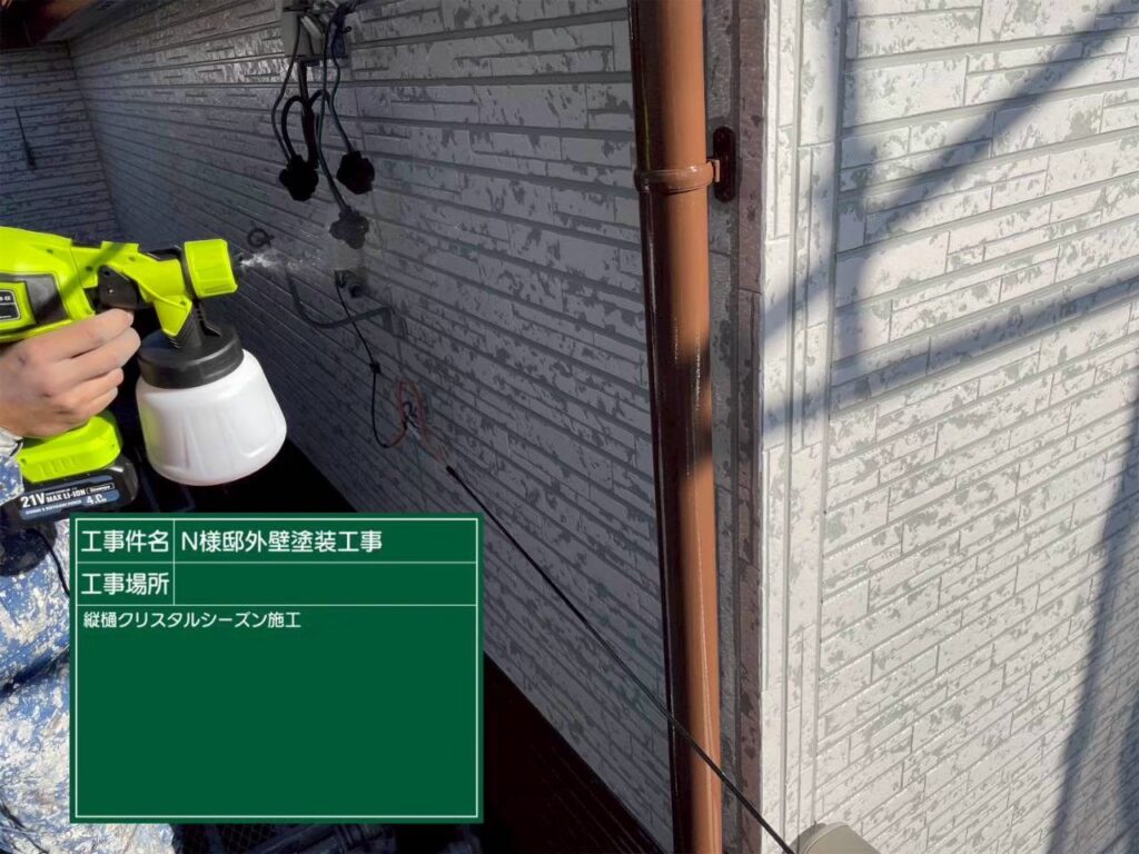 竪樋に仕上げ材の光触媒プロテクトコーティング（クリスタルシーズンtg）を塗布します✨