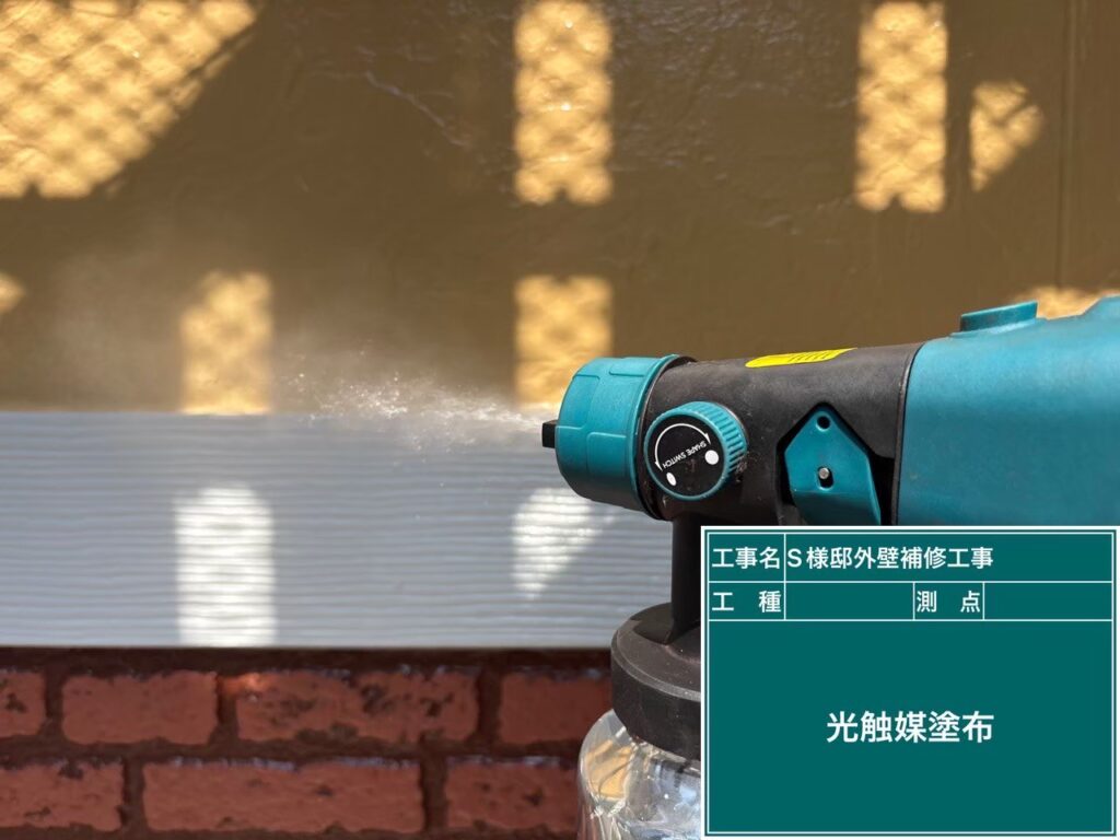 帯板に仕上げ材の光触媒プロテクトコーティング（クリスタルシーズンtg）を塗布します✨