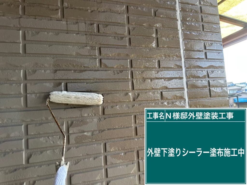 外壁専用強化シーラーを塗布します