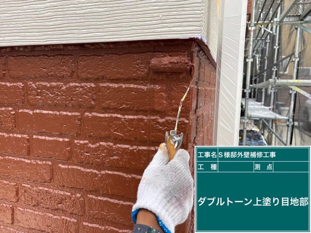 タイル調外部の上塗りを行います（ダブルトーン工法にて）