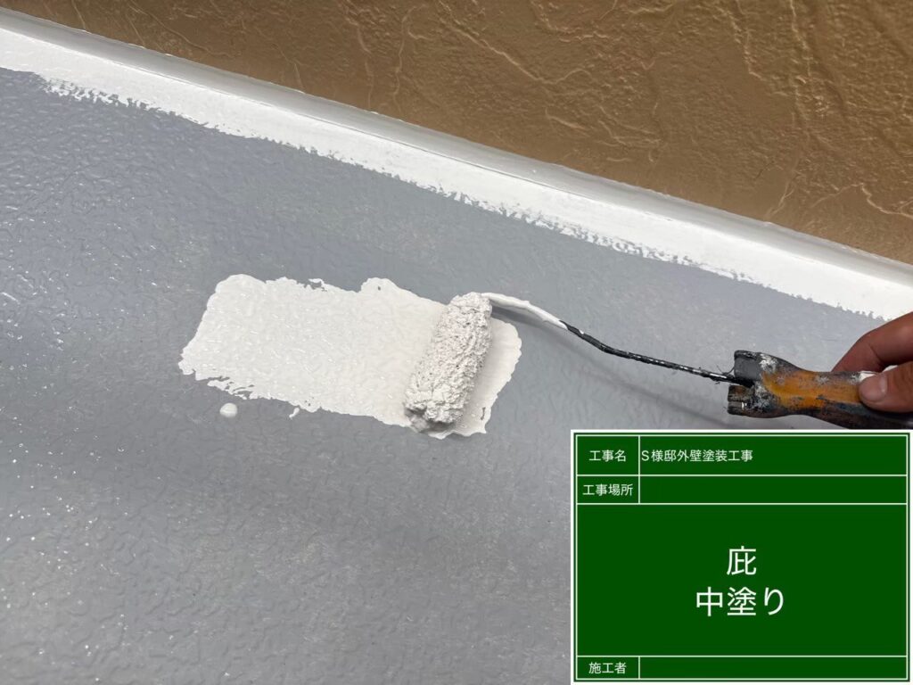 中塗りを行います