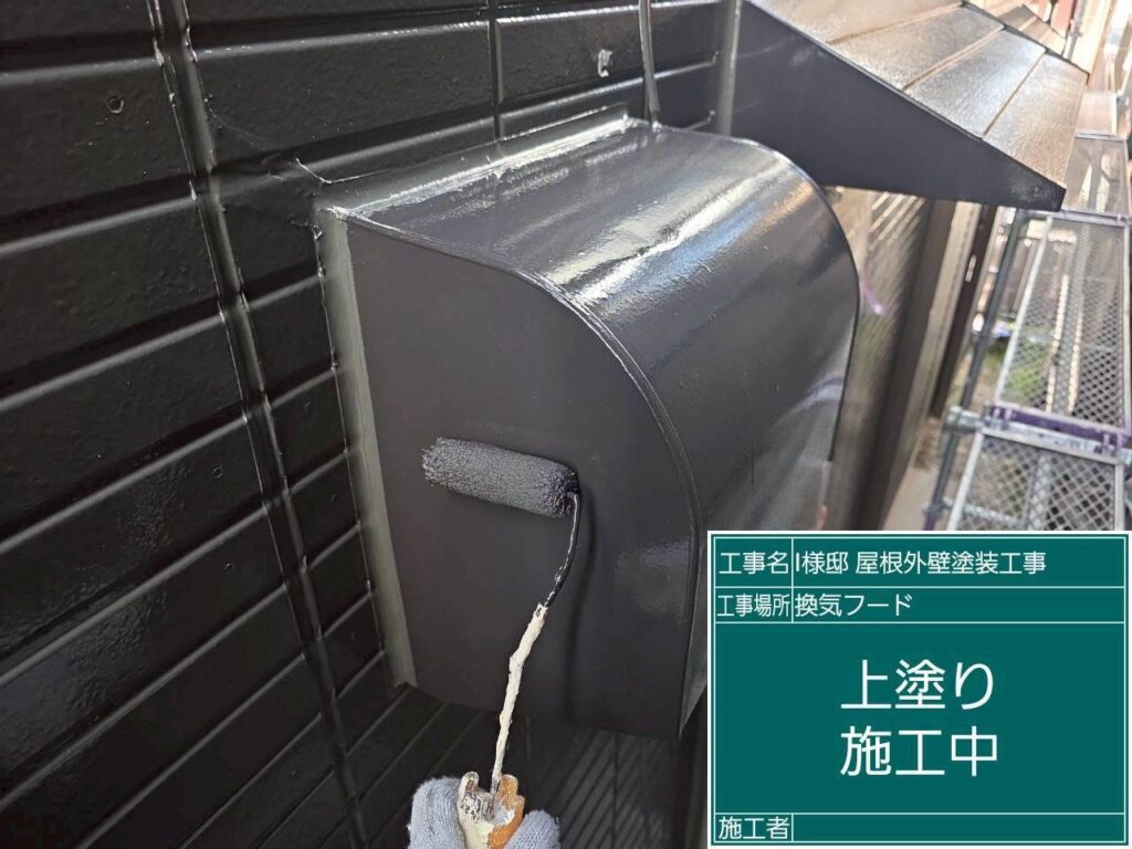 【水切り 塗装・上塗り後（仕上げ完了）】<br />
水切りの最終仕上げ塗装が完了しました！細部まで塗り残しなく真っ直ぐ美しく仕上がっています。土台を雨水から守るという本来の役割を100%発揮できる、高耐久な水切りへと生まれ変わりました。