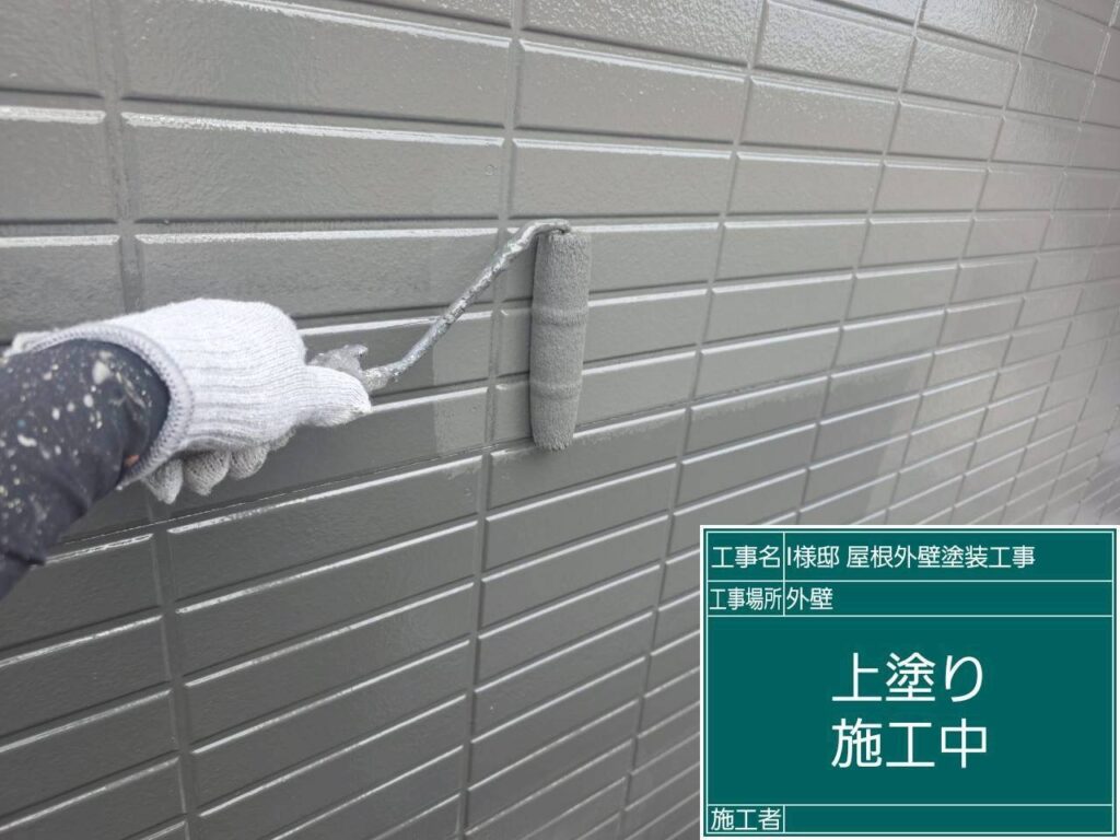 【外壁 上塗り施工中】<br />
外壁塗装の最終仕上げとなる上塗り（3回目の塗装）を行っています。こちらの中塗り同様、mold baster2000を贅沢に配合した高級塗料をもう一度重ねる「計3回塗り」を徹底することで、紫外線や雨風に何年も負けない最高強度の肉厚な塗膜を作り上げていきます。<br />
