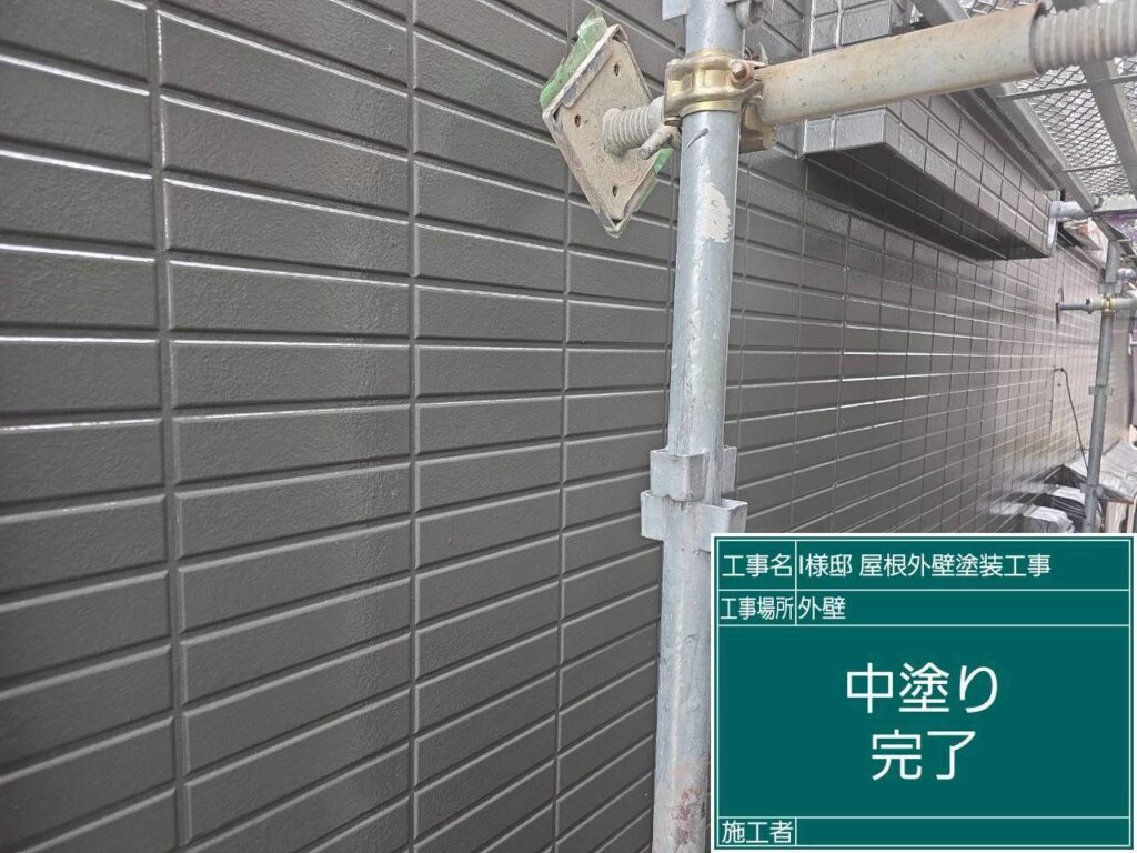 【外壁 中塗り施工後】<br />
外壁の中塗り工程が完了しました。この段階でも十分に美しい状態になりますが、ここからさらに仕上げの上塗りを重ねることで、耐久性と防水性に圧倒的な差が生まれます。