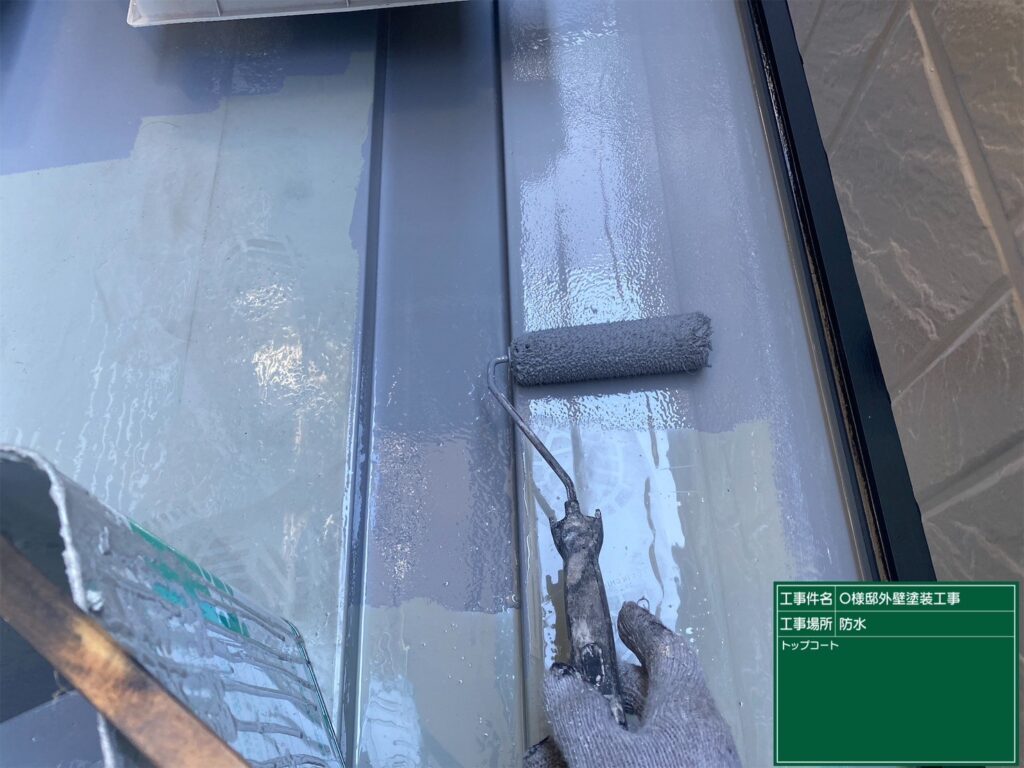 【ベランダ(バルコニー) 防水 上塗り】<br />
防水材の上塗り（防水層の形成2回目）を行っています。中塗りでできた層の上へ、さらに防水材を塗り重ねて十分な厚み（膜厚）を確保し、建物を雨漏りから長期間守るための強固で隙間のない防水層を完成させます。<br />
