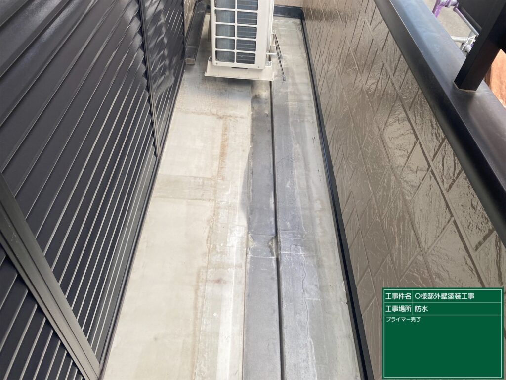 【ベランダ(バルコニー) 防水 下塗り後】<br />
防水下塗りが完了しました。下地の状態を整え、防水層を形成するための完璧なベースが仕上がりました。<br />
