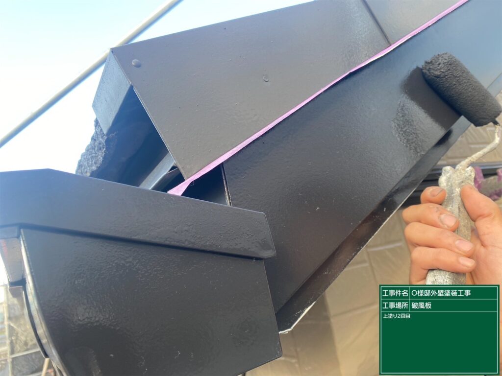 【破風板 上塗り2回目】<br />
上塗り2回目を行っています。1回目がしっかりと乾燥したのを確認してから2回目を塗り重ねることで、塗料本来の保護性能と耐久性を引き出します。