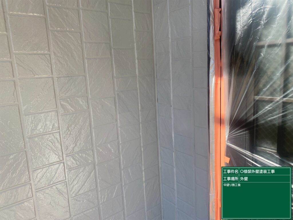 【外壁 中塗り施工後】<br />
外壁の中塗り工程が完了しました。この段階でも十分に美しい状態になりますが、ここからさらに仕上げの上塗りを重ねることで、耐久性と防水性に圧倒的な差が生まれます。<br />
