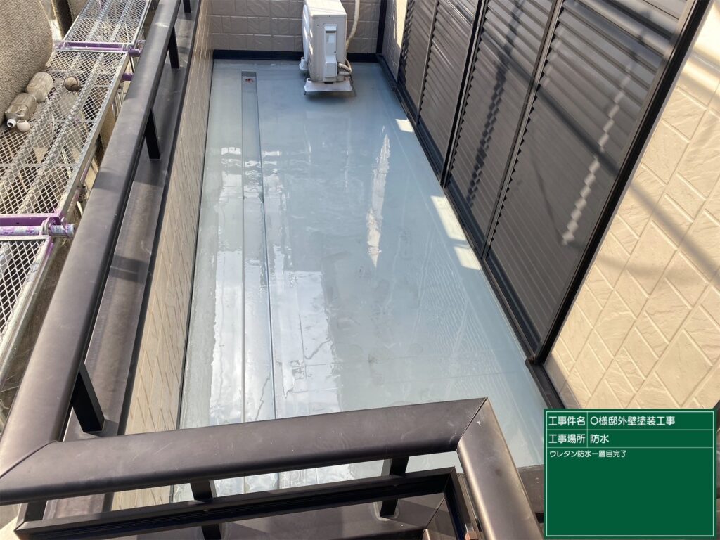 <br />
【ベランダ(バルコニー) 防水 中塗り後】<br />
防水中塗りが完了しました。建物を包み込む均一な厚みの防水層が形成され、次の上塗り工程へ進む準備が整いました。<br />
