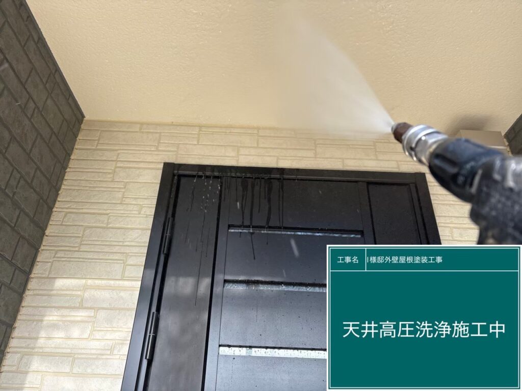 【高圧ジェット洗浄（清水すすぎ）】<br />
バイオ液によって浮き上がった汚れと薬剤を、強力な高圧ジェット（清水）で一気に洗い流していきます。この「すすぎ洗い」を徹底することが、最高の塗り替えリフォームの土台となります。