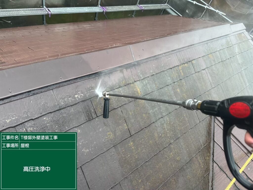 【高圧ジェット洗浄（清水すすぎ）】<br />
バイオ液によって浮き上がった汚れと薬剤を、強力な高圧ジェット（清水）で一気に洗い流していきます。この「すすぎ洗い」を徹底することが、最高の塗り替えリフォームの土台となります。<br />
