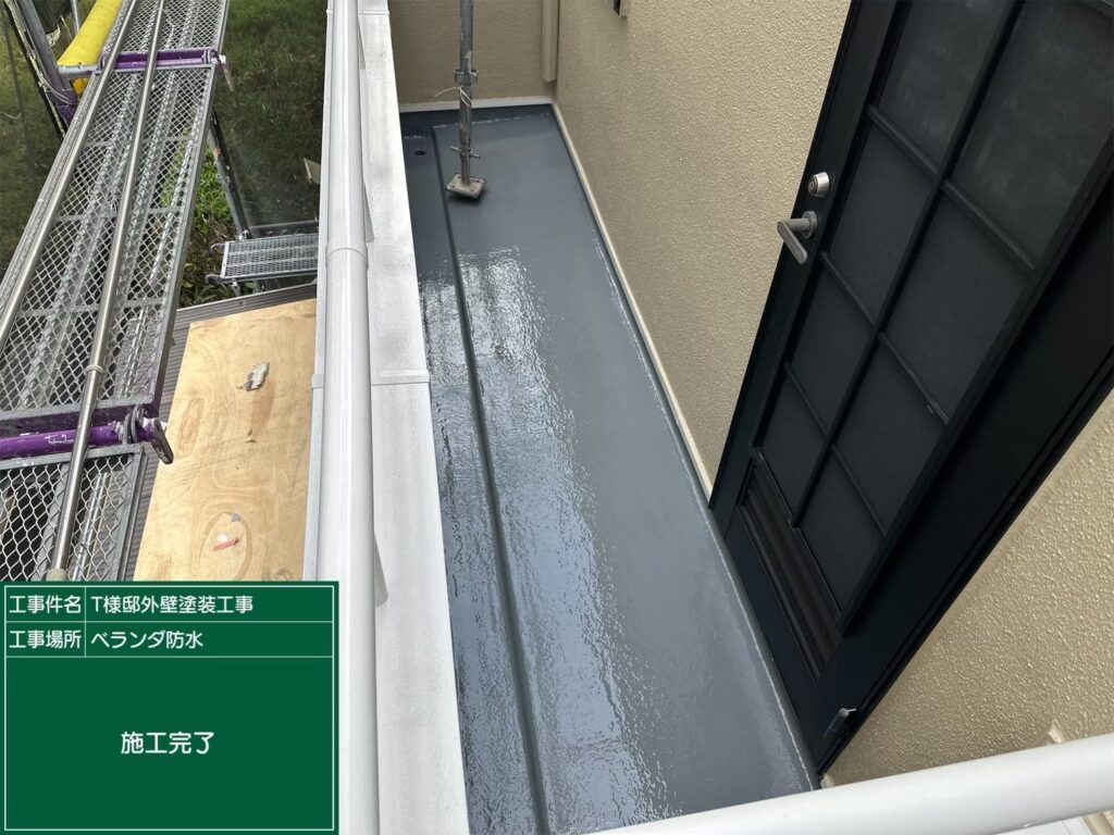 【ベランダ(バルコニー) 防水 上塗り後】<br />
防水上塗りが完了しました。しっかりと厚みのある強固な防水層が形成され、雨漏りの心配のない完璧なバルコニー床面へと生まれ変わりました。<br />
