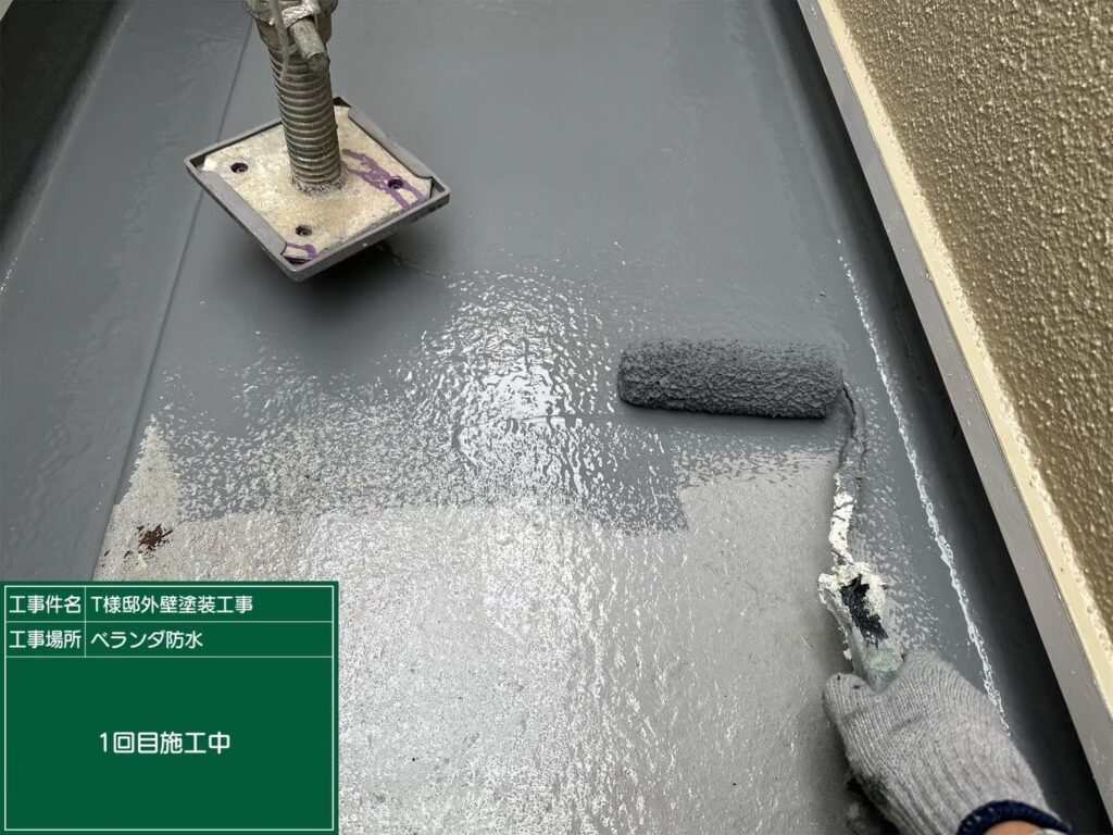 【ベランダ(バルコニー) 防水 中塗り】<br />
防水材（ウレタン等）の中塗りを行っています。下塗りした土台の上へ、均一な厚みを持たせて防水材を塗布していきます。これが建物を雨水から守る強固な防水層の1層目となります。<br />
